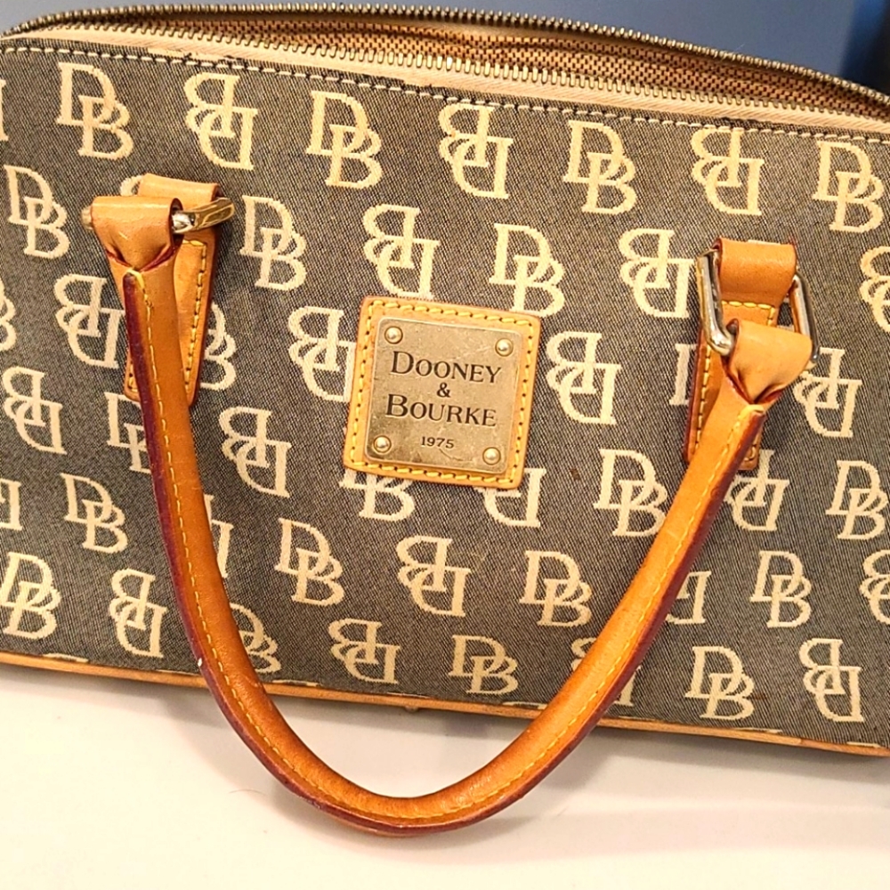 Dooney&Bourke authentic hand bag